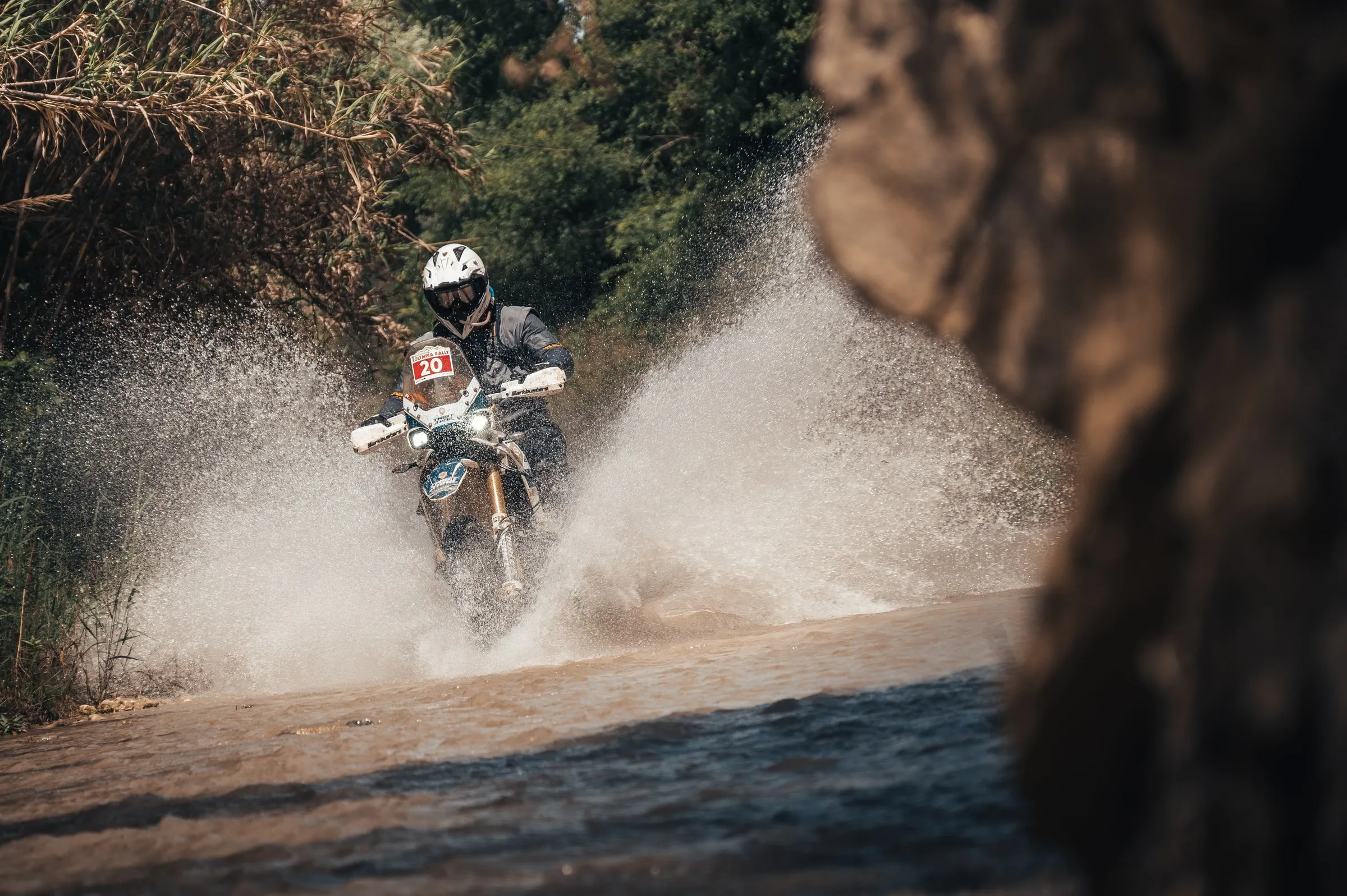 Jazdec TWIST & TRAIL pri prejazde riekou na rally